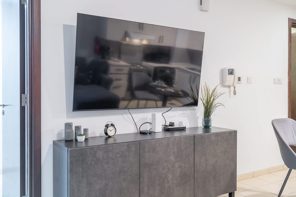 Pleasing 1-bedroom for 4 in JVC for Relaxing Getaway