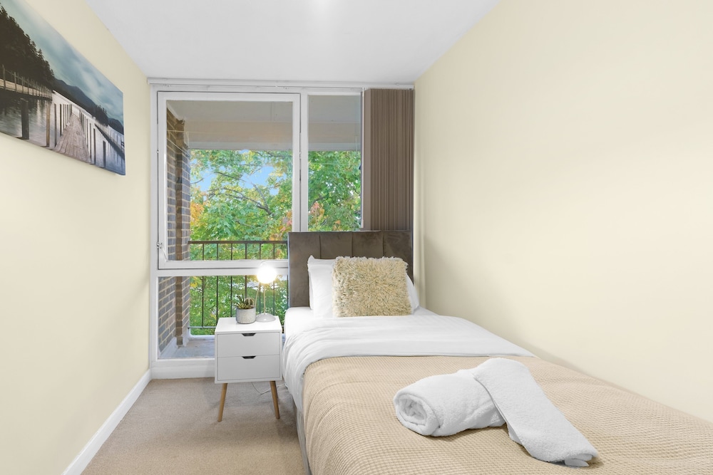 Modern 2 Bedroom Apt in Broadlands Court