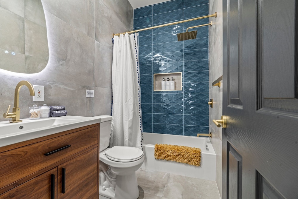 Old City 2 BR Near Historic Sites