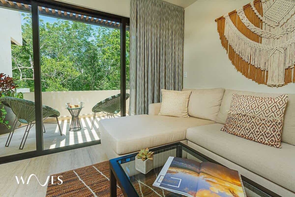 2 Br. Roof W/infinity Pool + Jacuzzi Spacious