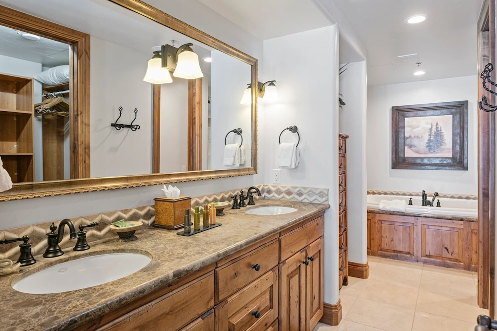 Grand Lodge - 3 Bedroom Deluxe #304 - Ski-in/out 3 Condo