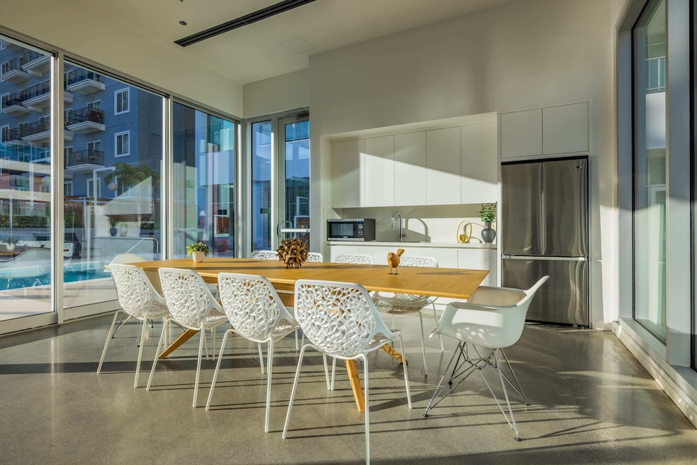 @marbella Lane - Chic 2BR Penthouse w/ Ocean Views