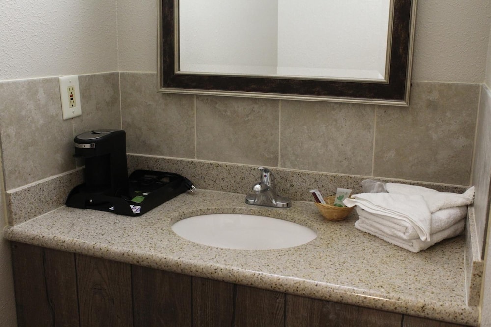 Rolla Vacations - Regency Inn - Property Image 11