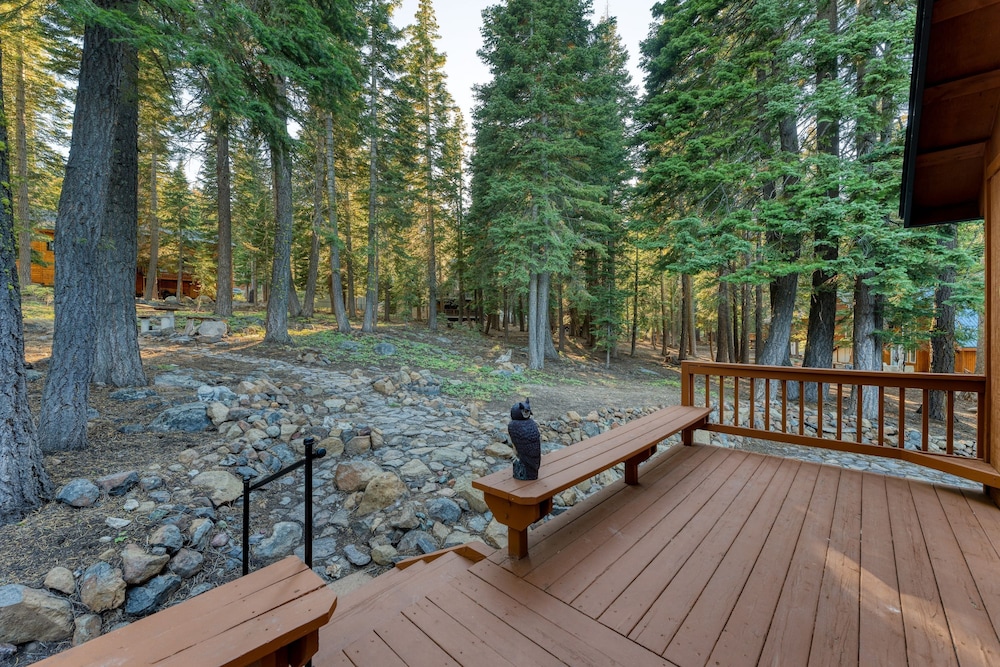 Golden Summit by Avantstay Stunning Secluded Cabin w Access to Tahoe Donner