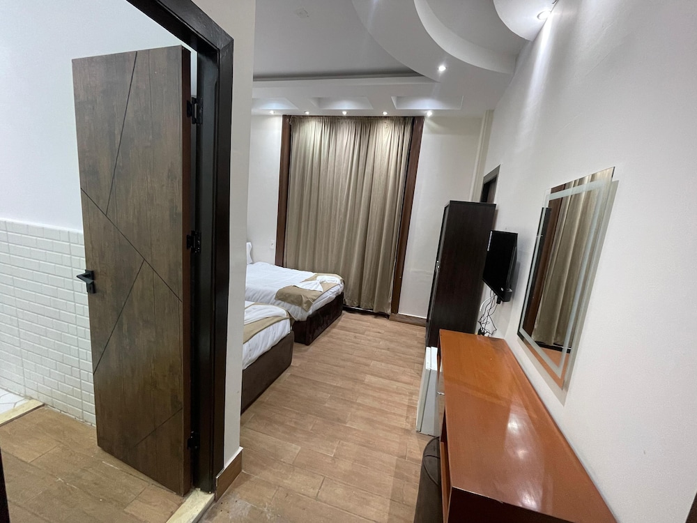 Motel 5 Square