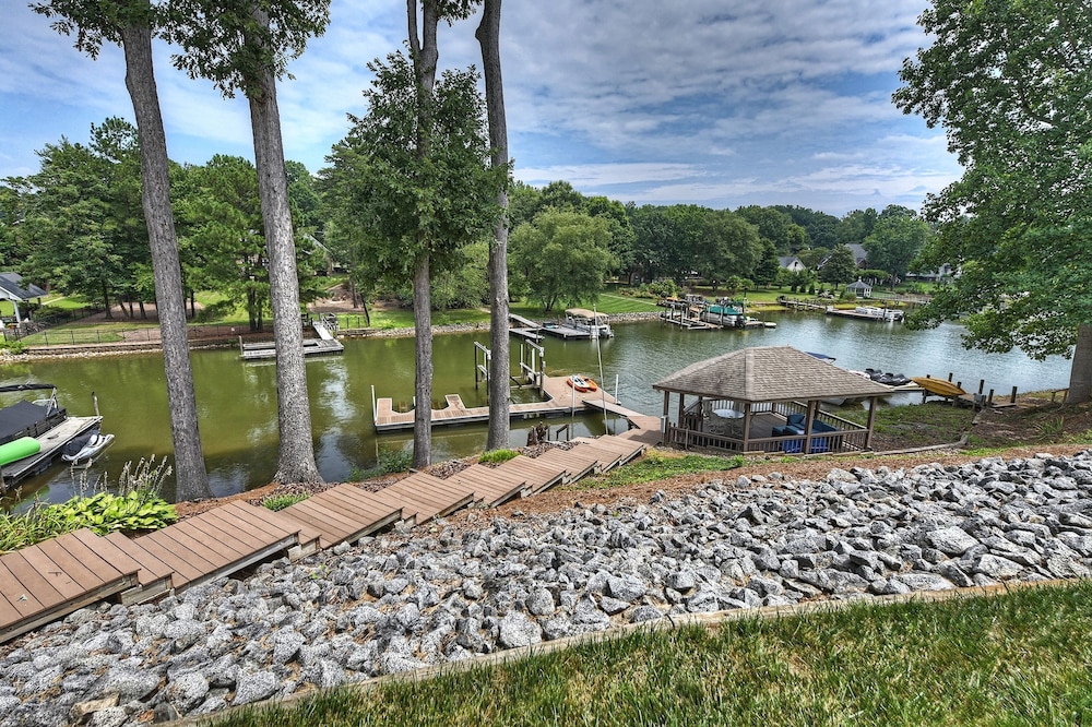 Shades of Summer by Avantstay Gazebo Dock View