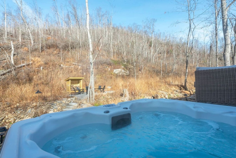 Creekside on Shope hot tub Fire pit