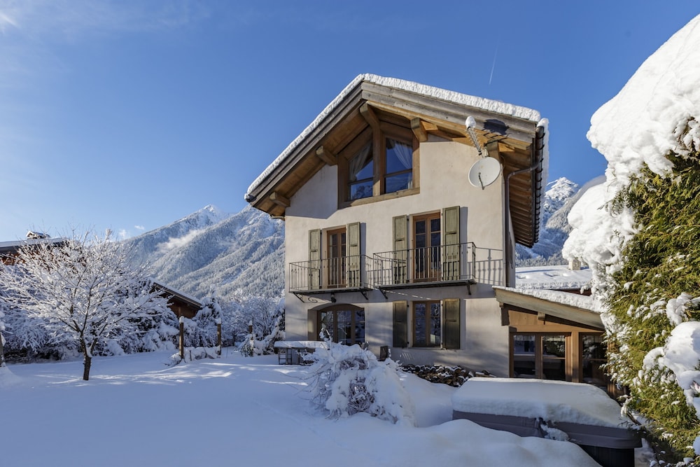 Chalet Les Tissourds 4 Central hot tub