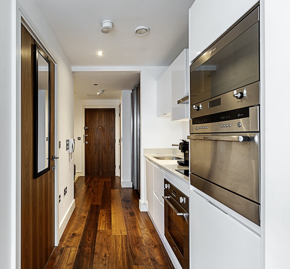 Chic Studio With Skyline Views view 5