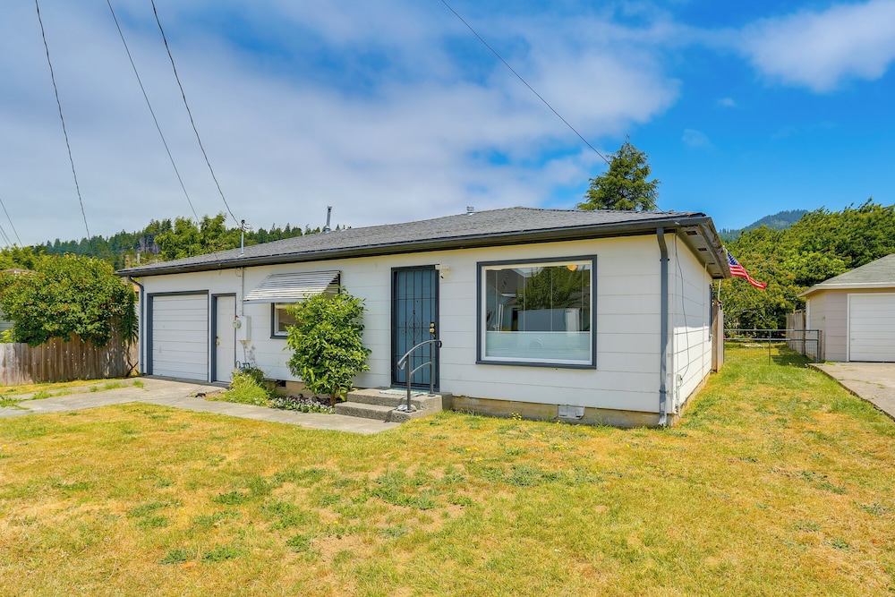 11 Mi to Arcata Bay: Home w/ Garden in Blue Lake!