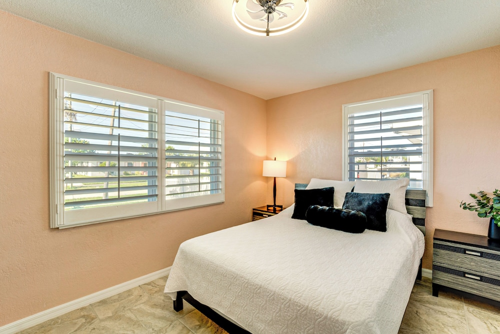 Private Dock & Pool: Port Charlotte Escape!