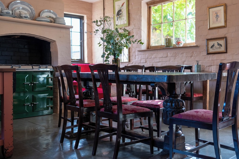 Stunning 4BD Home in Worcestershire