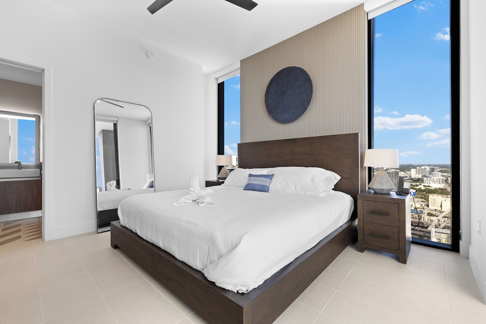 Lux Studio W City Views and Pool