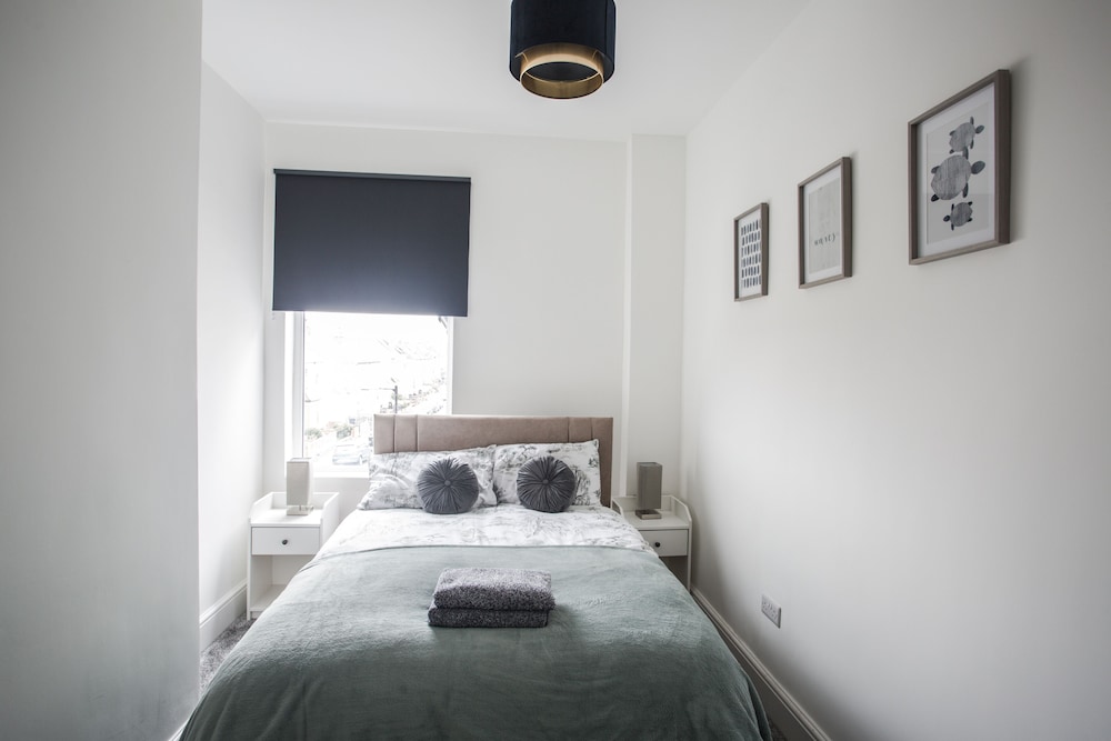 Short Stay Bristol - Ralph Apartment view 2