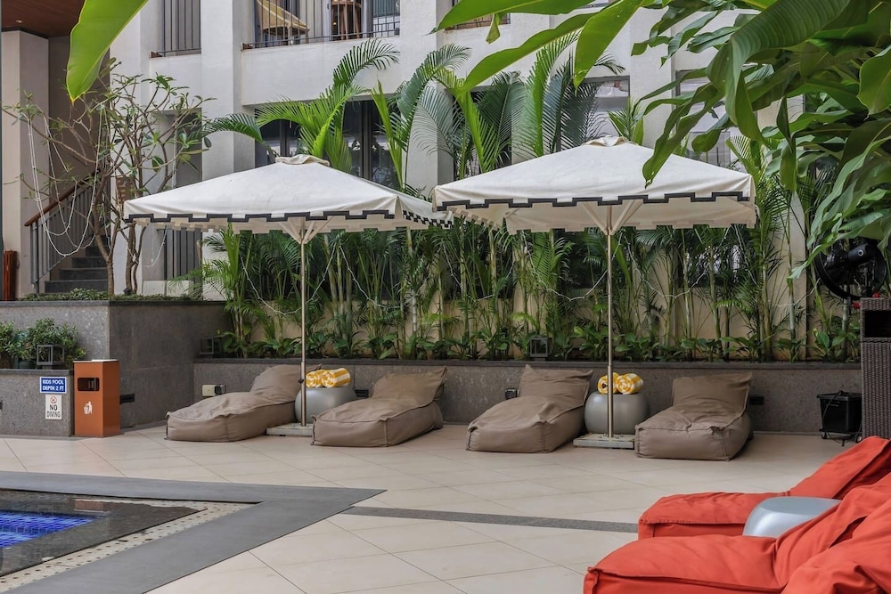 Hidden Gem Luxe Suite w Pool View - 1km to Beach