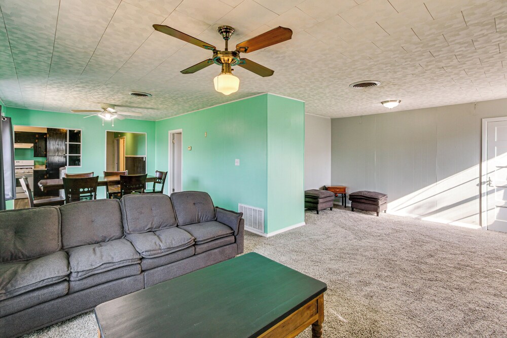 2 Mi to Phillips 66 Refinery: Home w/ Yard