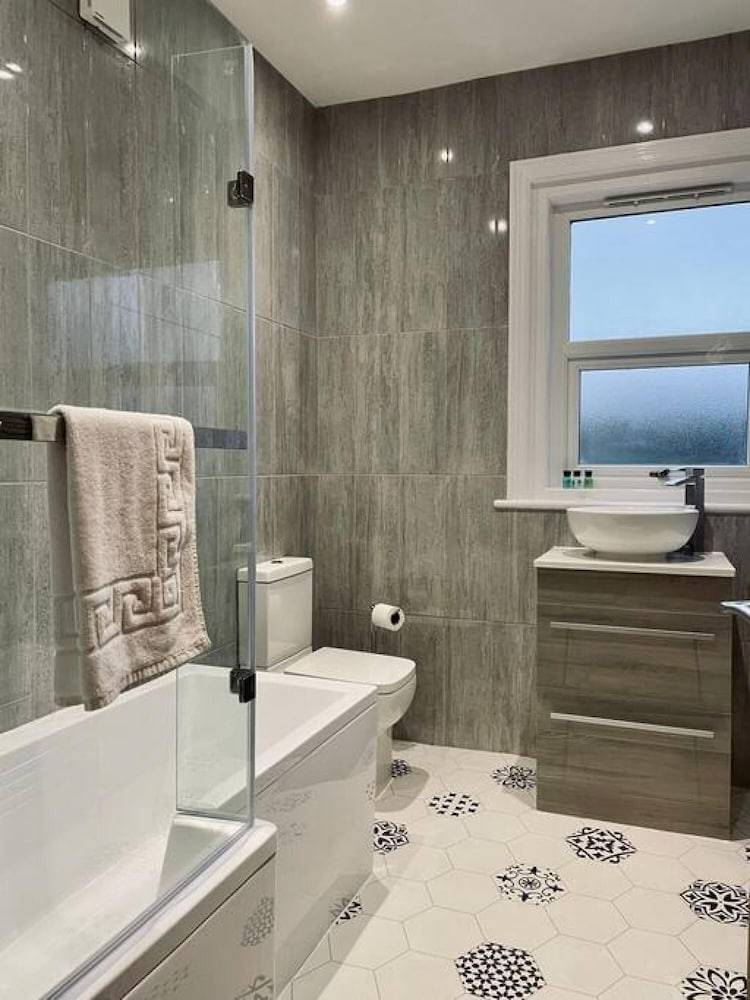 Kensington Place - 4 Bedroom Home w Free Parking view 5