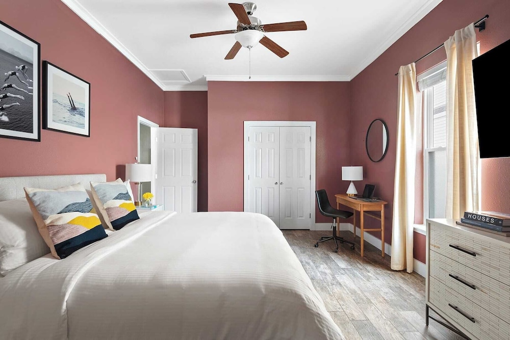 7bdr w/ Private Pool, Hot Tub, Fire Pit, Walk to Beach Tidal Wave by Avantstay
