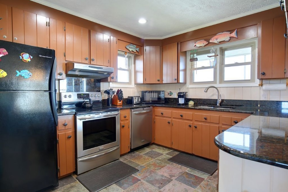Windchimes 4 Bedroom Home by RedAwning