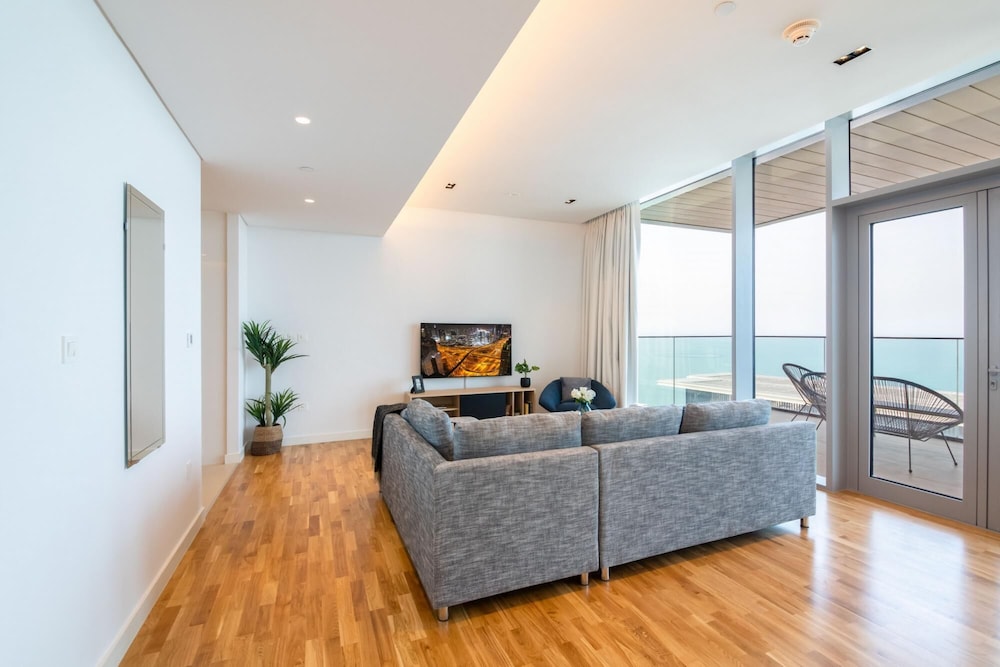 Stunning Sea Views on Dubai s New Luxury Island