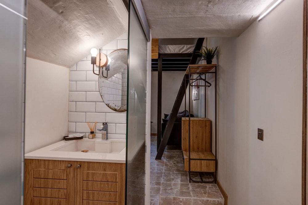 Modern Luxury 1-br Apartment