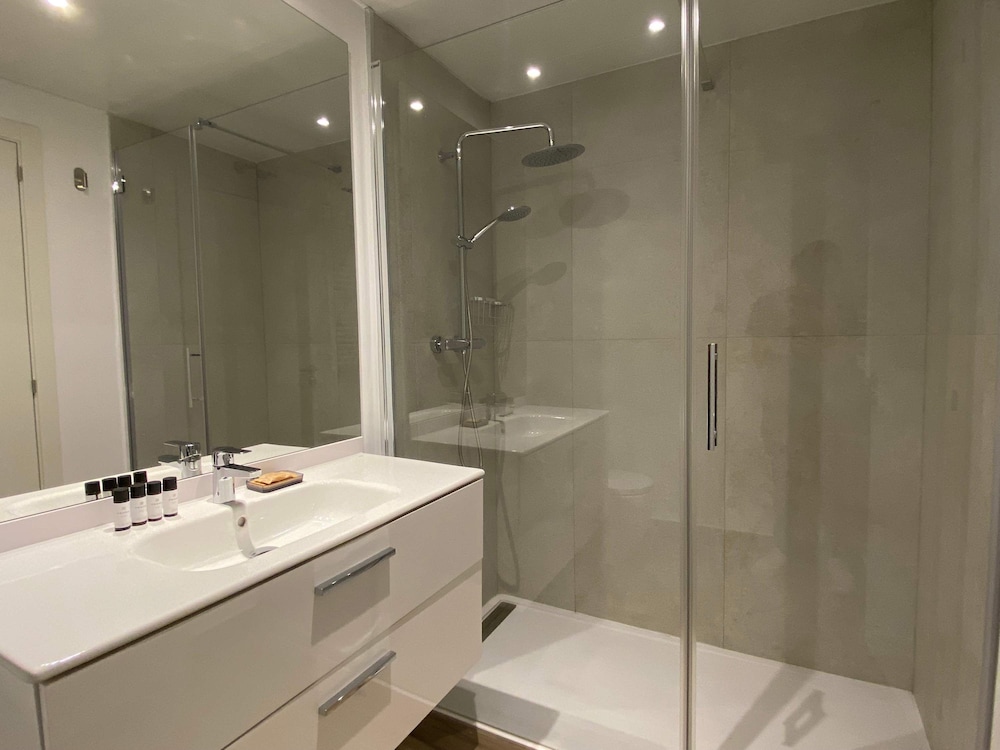 w Trendy 2BR w Sunny Terrace in Chueca