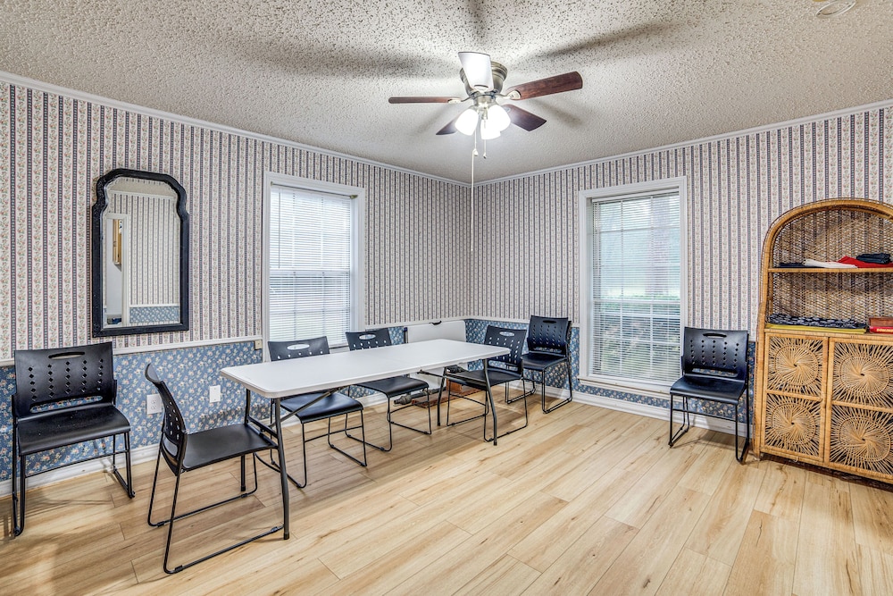 Family Getaway on 4 Acres in Mineola!