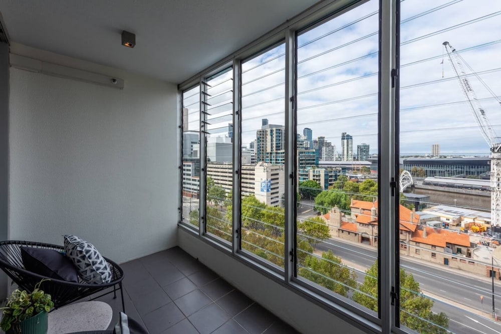 Convenient 2-bedroom Apt in Docklands With Pool