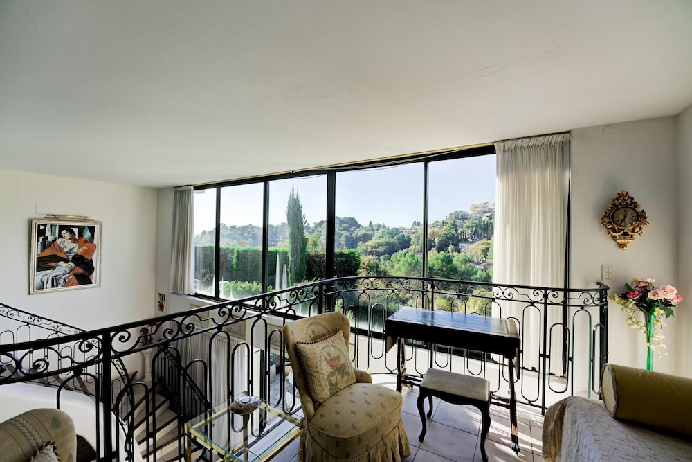 Semiramis at Villa Laurie Mougins