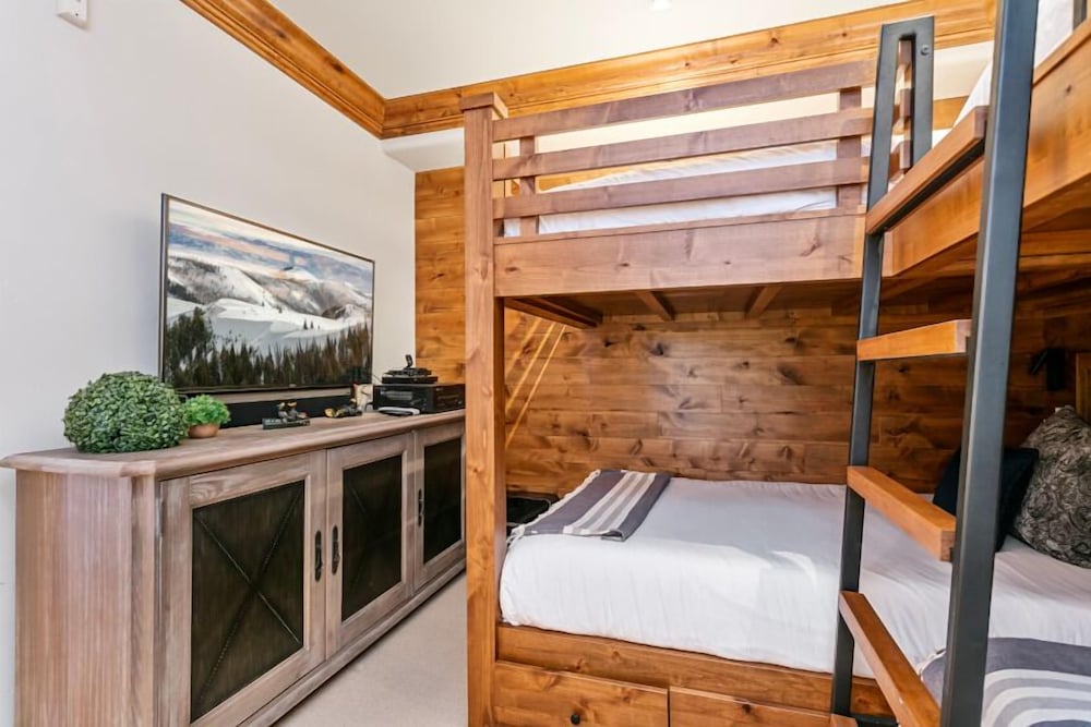 Grand Lodge - 3 Bedroom Deluxe #407 - Ski-in/out 3 Condo