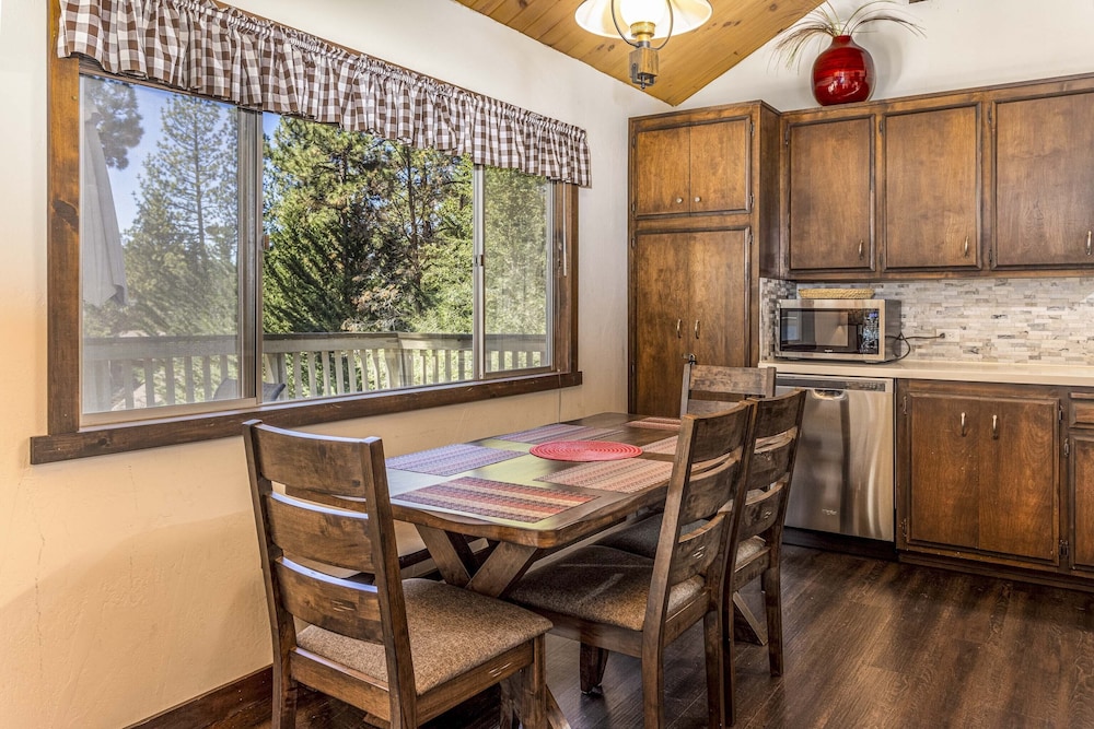 1 Mi to Slopes: Big Bear Ski Haven w/ Hot Tub