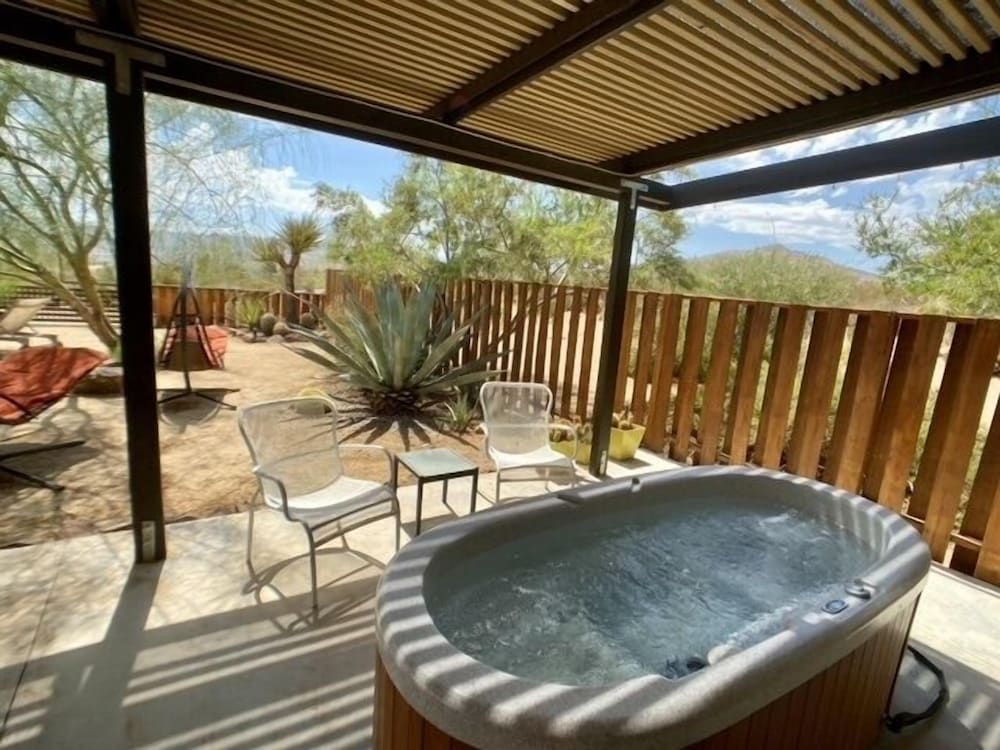 Sukha Life Hideaway - Hot Tub, Fire Pit, Privacy & Endless Views 1 Bedroom Home by RedAwning