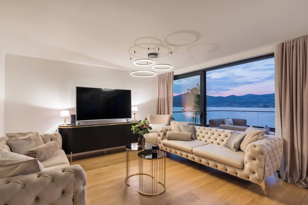 Villa Palace Al Nera Luxurius at sea With 2 Swimming Pools Saunas