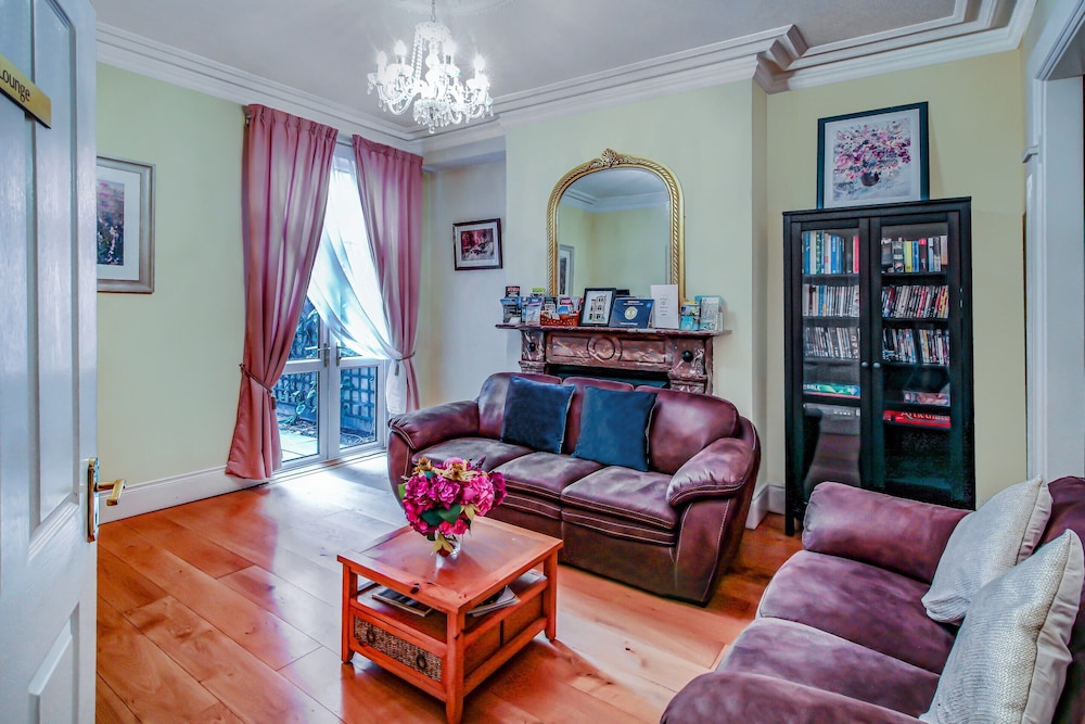 OYO Avenue House