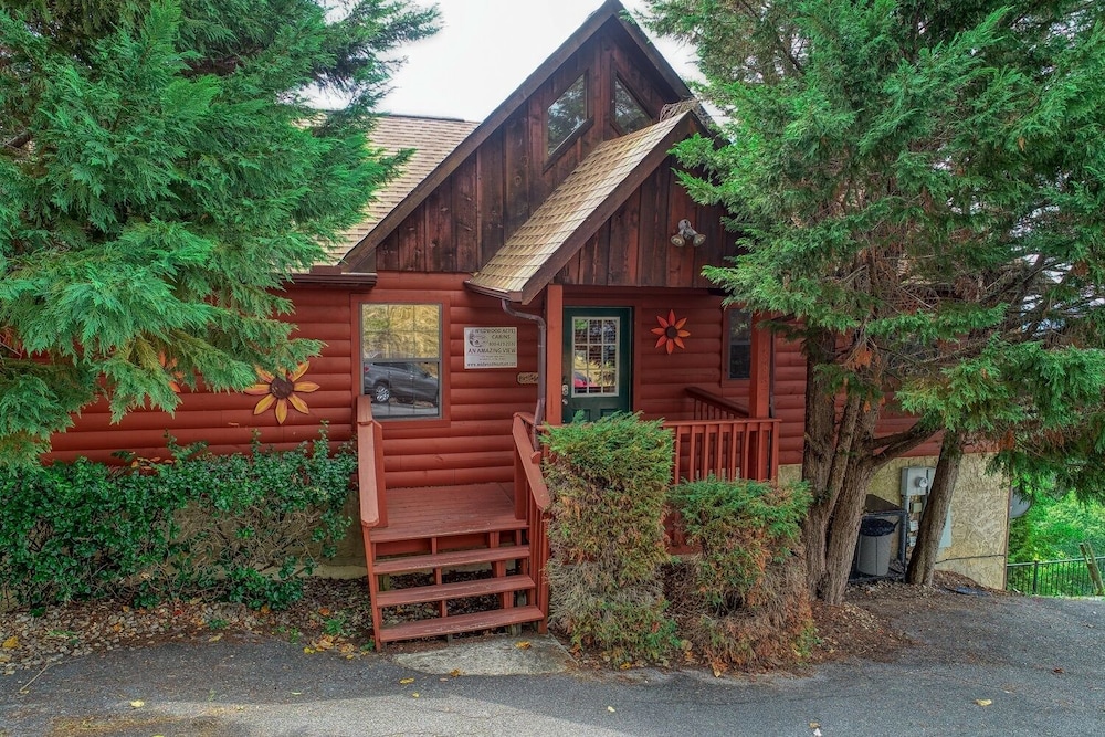 An Amazing View - 4 Bedrooms, 3.5 Baths, Sleeps 10 Cabin by RedAwning