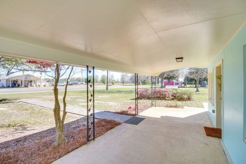 Colorful & Retro Perkinston Cottage w/ Yard!