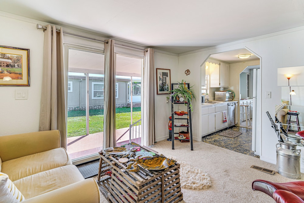Pool Access! Couples Haven 4 Mi to Dtwn Fort Myers