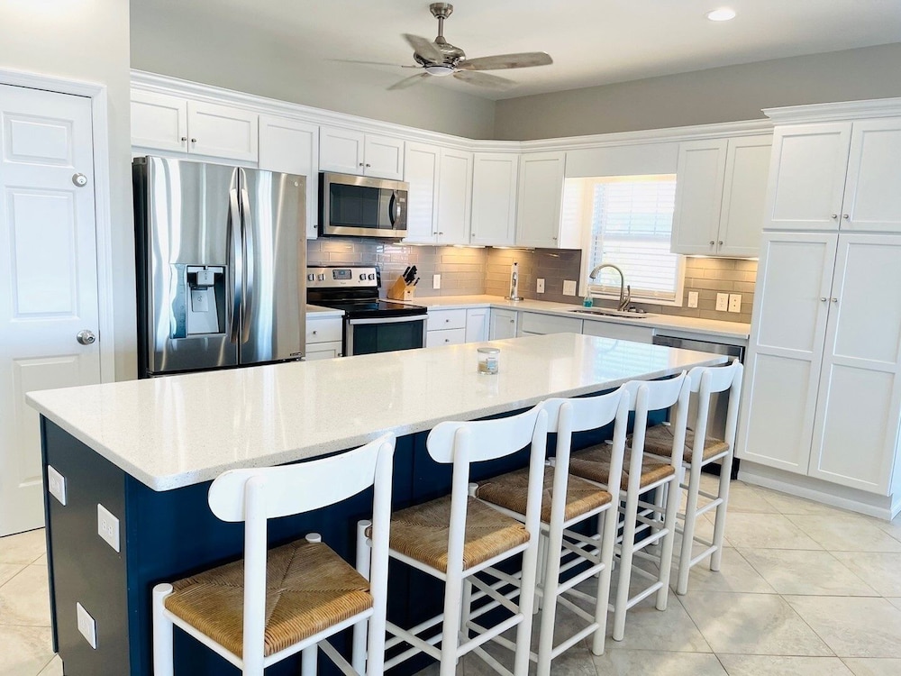 Avalon East- 5 Bedroom Home by RedAwning