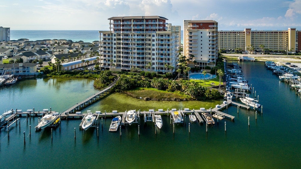 Harbor Landing 902b 3 Bedroom Condo by RedAwning