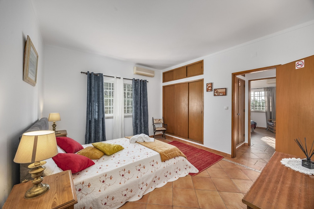 Muxima in Quelfes With 3 Bedrooms and 2 Bathrooms