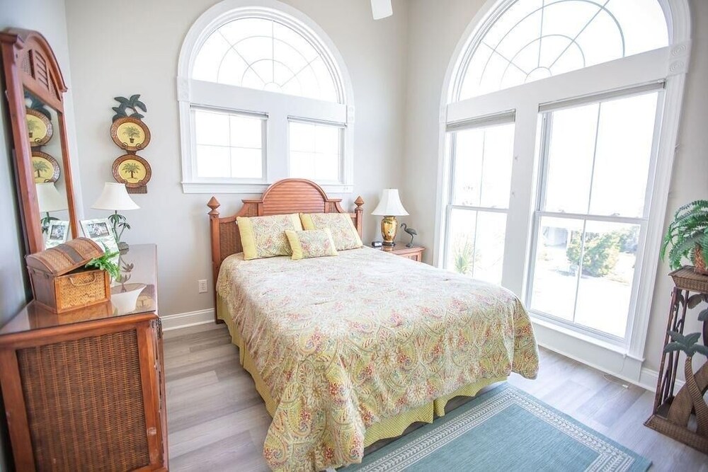 Paw-paw's Place 6 Bedroom Home by RedAwning