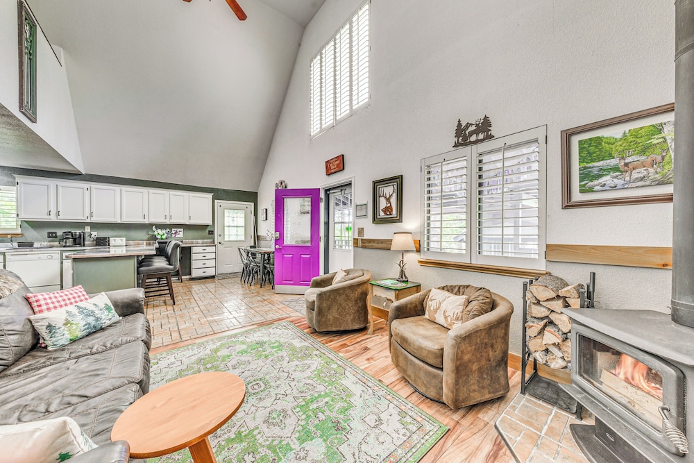 Quaint Cloudcroft Cabin w/ Stunning Forest Views! - Property Image 4