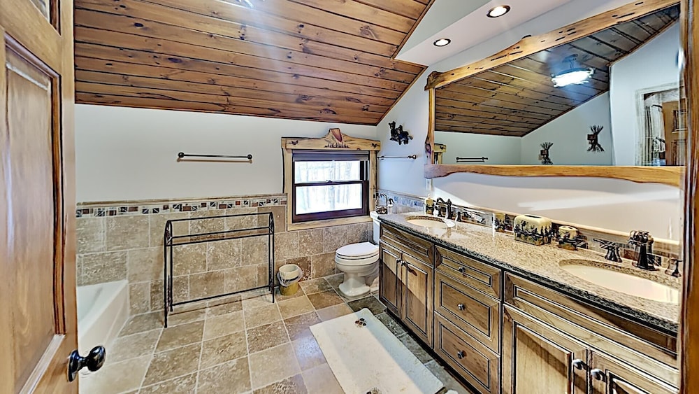 Lazy Pines Lodge view 4