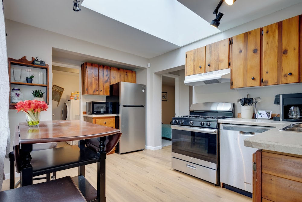 Walk to Main Avenue: Cozy Unit in Warrenton