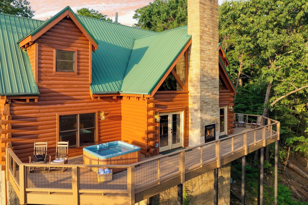 Big Bear Cove Hot Tub, Game Room, Fireplace + Smoky Mtn Views