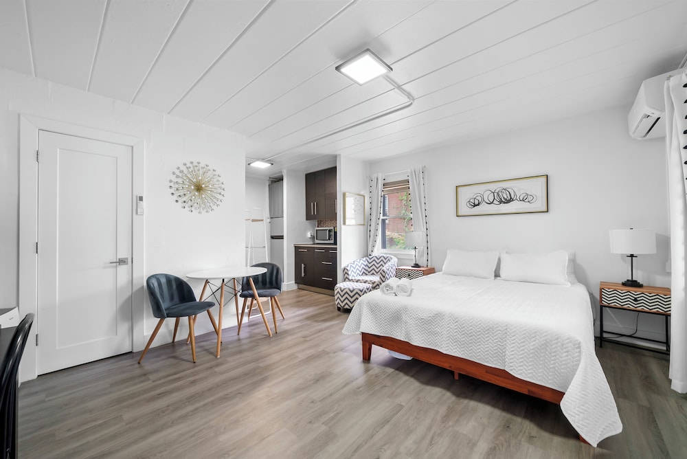 Chic City Retreat 87 - Image 5