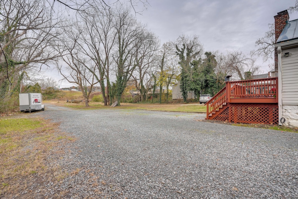 Walk to Beach: Historical Fredericksburg Home