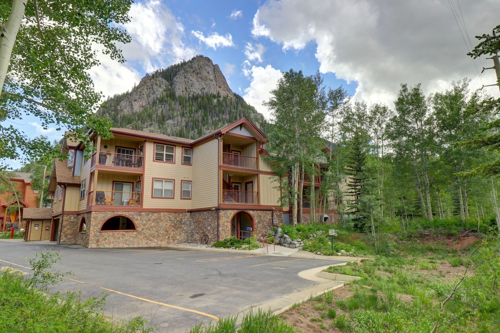 101 Streamside Lane 2 Bedroom Condo by RedAwning view 3