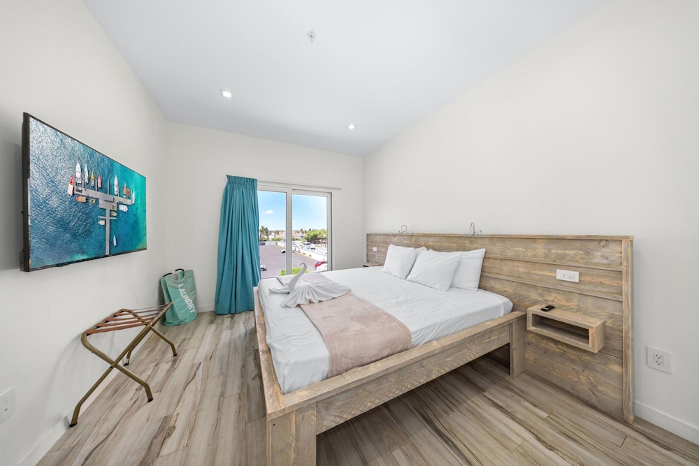 The Cove 106 in Palm Beach Aruba - Prime Location - Free Parking