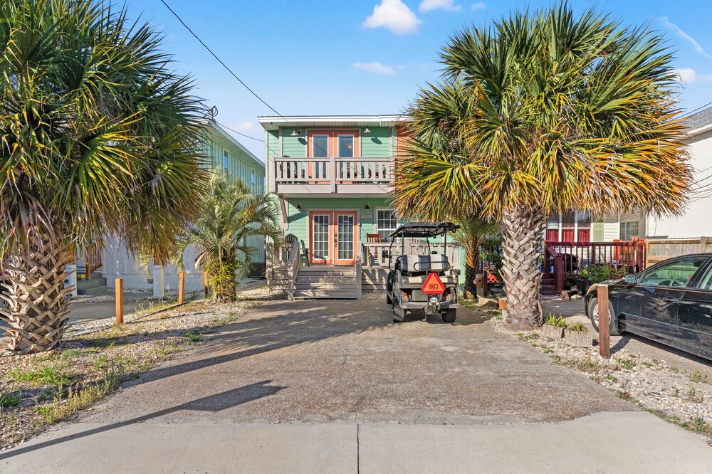 Just Beachy 3BR Dog-friendly Townhouse Near Beaches & Attractions!